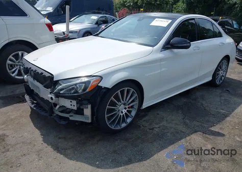 2016 Mercedes-Benz C 300 Luxury/Sport z USA, uszkodzony, nr VIN 55SWF4JB1GU096988